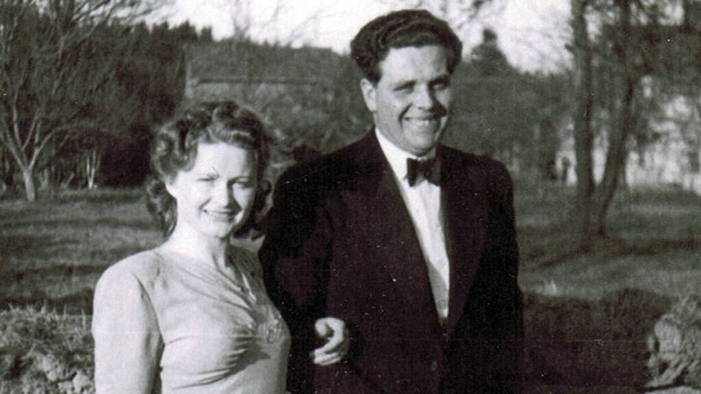 Bilden visar upp ett festklädd par i svartvitt. Bilden är tagen på 50-talet eller början av 60-talet.